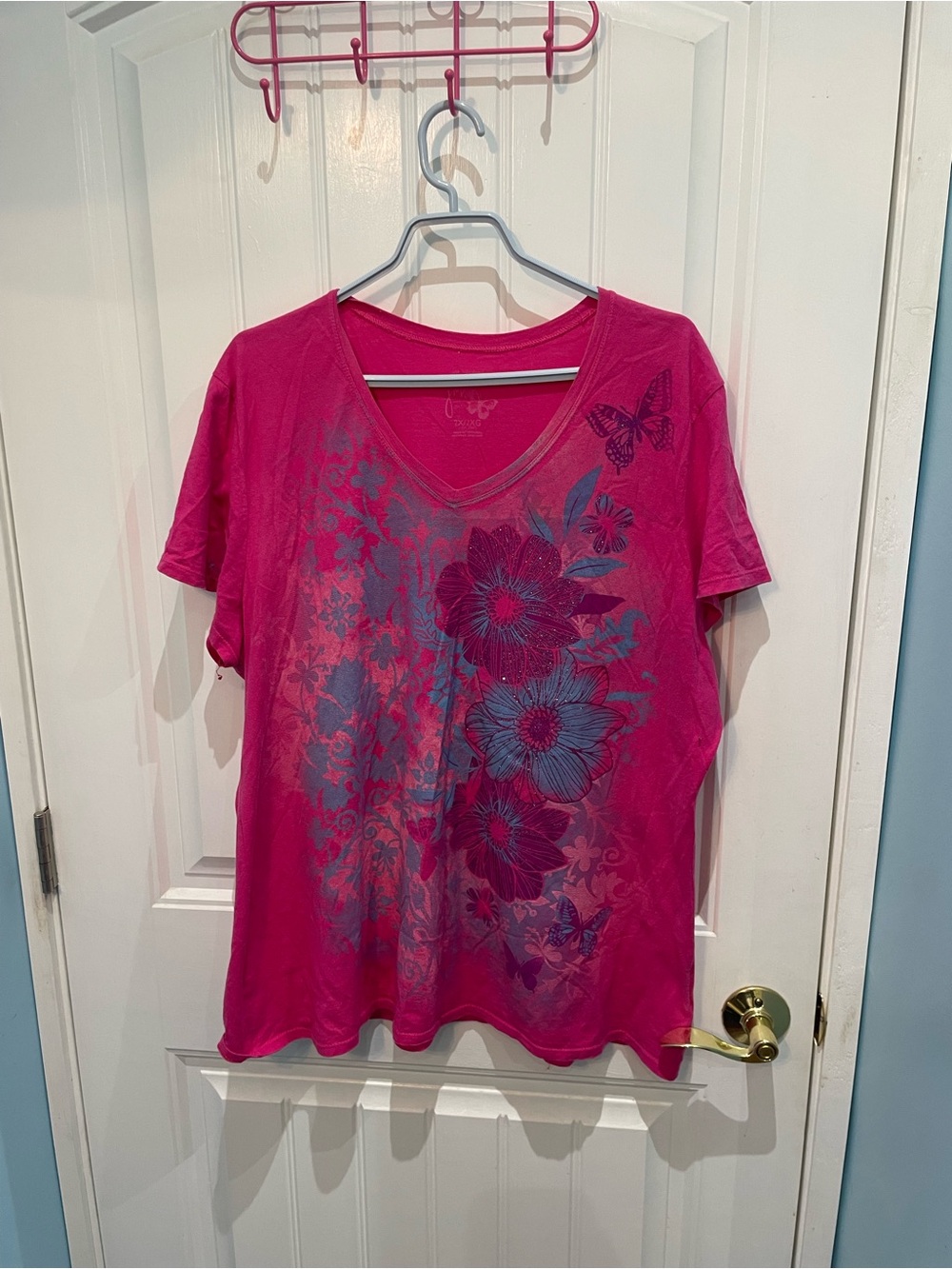 Y2K Women’s plus V-Neck Floral Tee in Fuchsia with sparkle floral